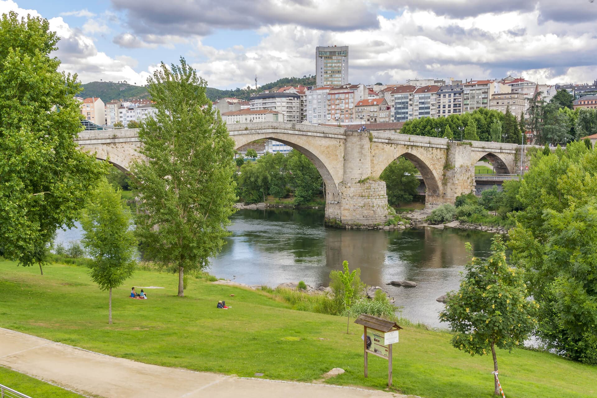Entorno verde junto al centro de día para mayores en Ourense