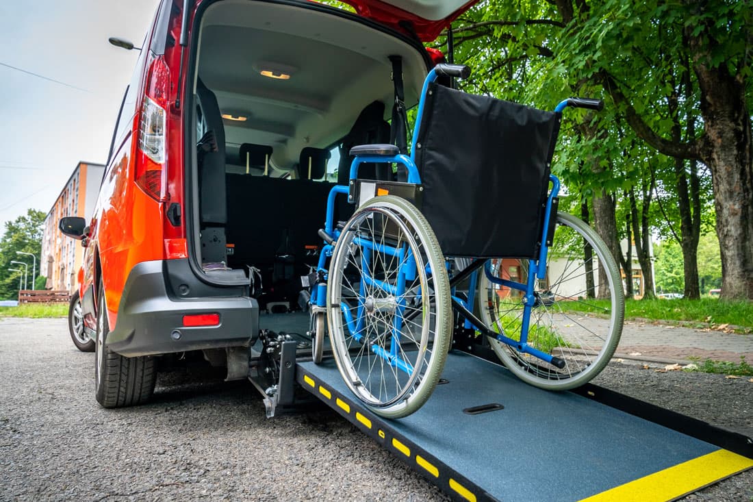 Transporte adaptado para mayores en centro de día en Ourense